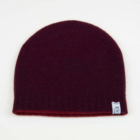 Cuffia doubleface rosso e prugna in 100% Cashmere, Made in Italy. Pratica e versatile, può essere indossata con o senza risvolto. Trama rasata e pregiata manifattura per una vestibilità confortevole e di qualità.