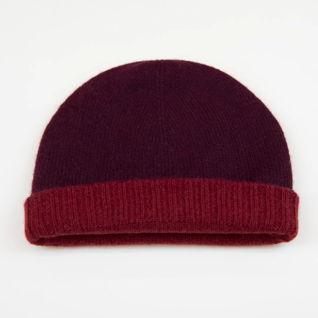 Cuffia doubleface rosso e prugna in 100% Cashmere, Made in Italy. Pratica e versatile, può essere indossata con o senza risvolto. Trama rasata e pregiata manifattura per una vestibilità confortevole e di qualità.