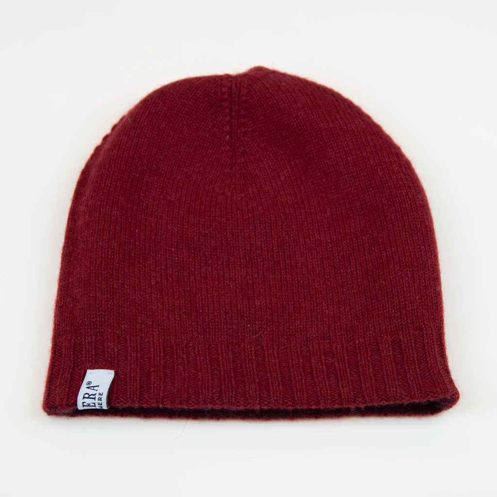 Cuffia doubleface rosso e prugna in 100% Cashmere, Made in Italy. Pratica e versatile, può essere indossata con o senza risvolto. Trama rasata e pregiata manifattura per una vestibilità confortevole e di qualità.