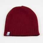 Cuffia doubleface rosso e prugna in 100% Cashmere, Made in Italy. Pratica e versatile, può essere indossata con o senza risvolto. Trama rasata e pregiata manifattura per una vestibilità confortevole e di qualità.