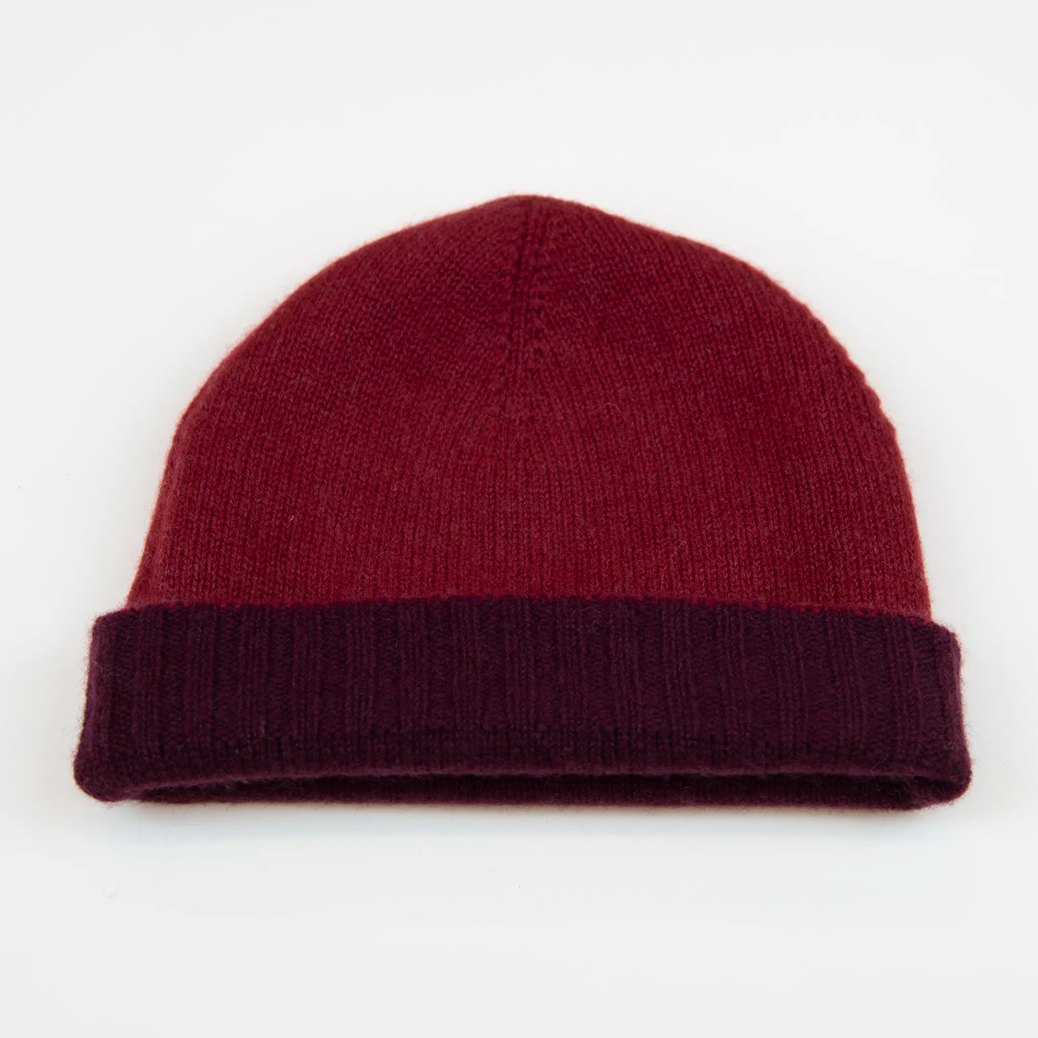 Cuffia doubleface rosso e prugna in 100% Cashmere, Made in Italy. Pratica e versatile, può essere indossata con o senza risvolto. Trama rasata e pregiata manifattura per una vestibilità confortevole e di qualità.