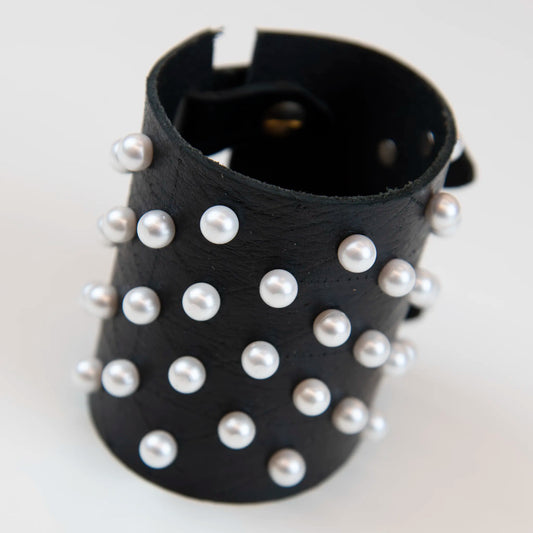 Bracciale borchiato in pelle, Made in Italy, realizzato a senza cuciture, secondo la tradizione degli antichi sellai toscani, per maggiore robustezza e durata.