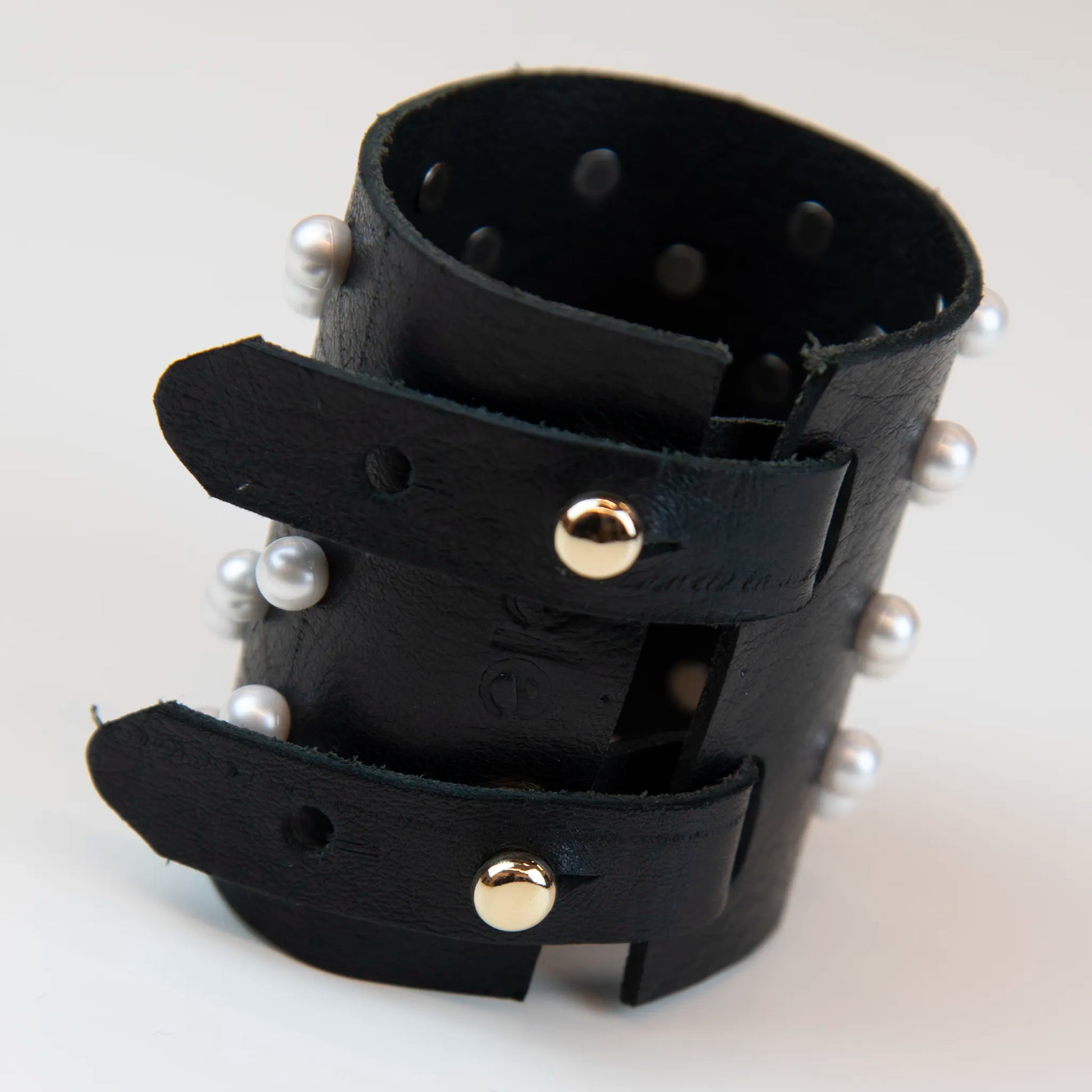 Bracciale borchiato in pelle, Made in Italy, realizzato a senza cuciture, secondo la tradizione degli antichi sellai toscani, per maggiore robustezza e durata.