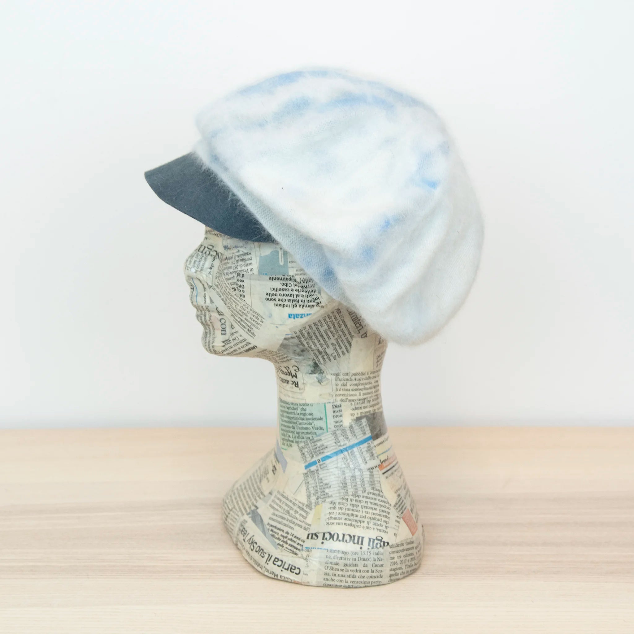 Berretto in angora con visiera, soffice e confortevole, Made in Italy, di pregiata manifattura.