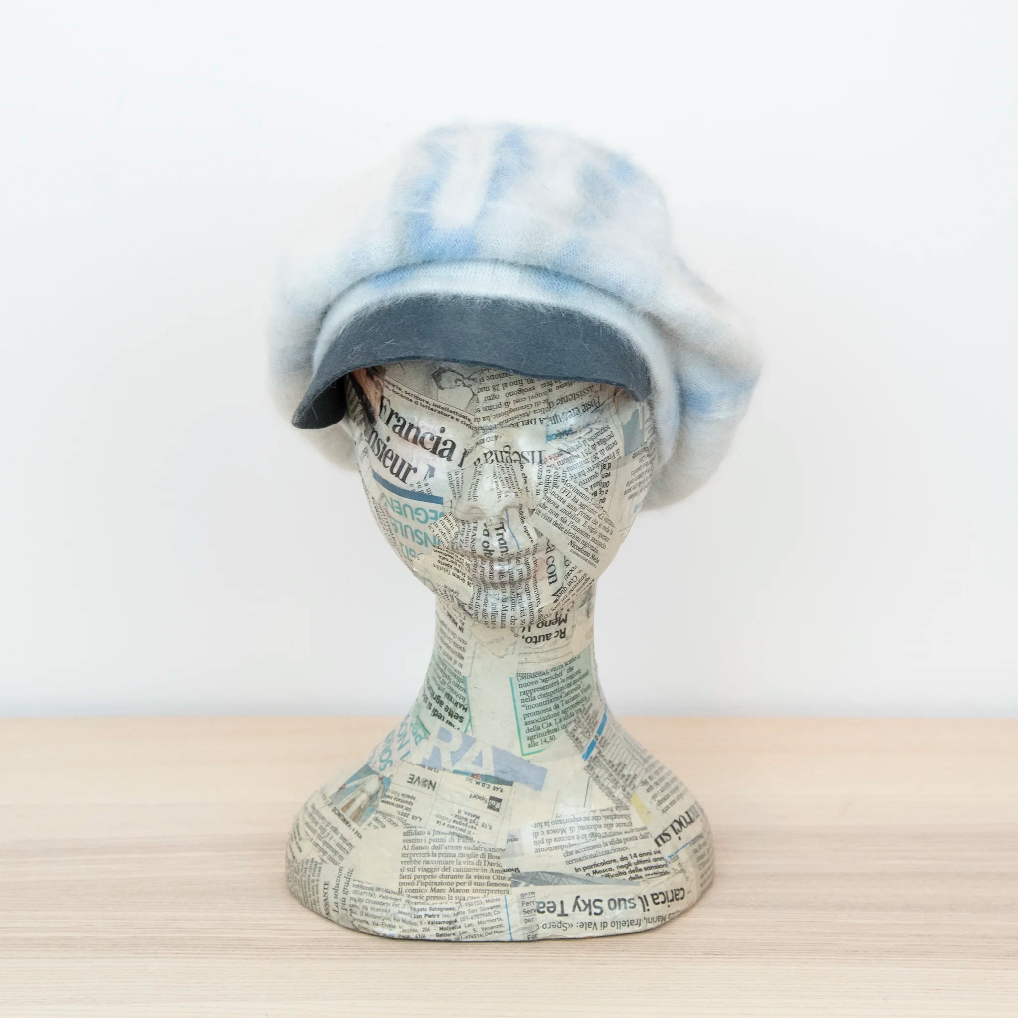 Berretto in angora con visiera, soffice e confortevole, Made in Italy, di pregiata manifattura.