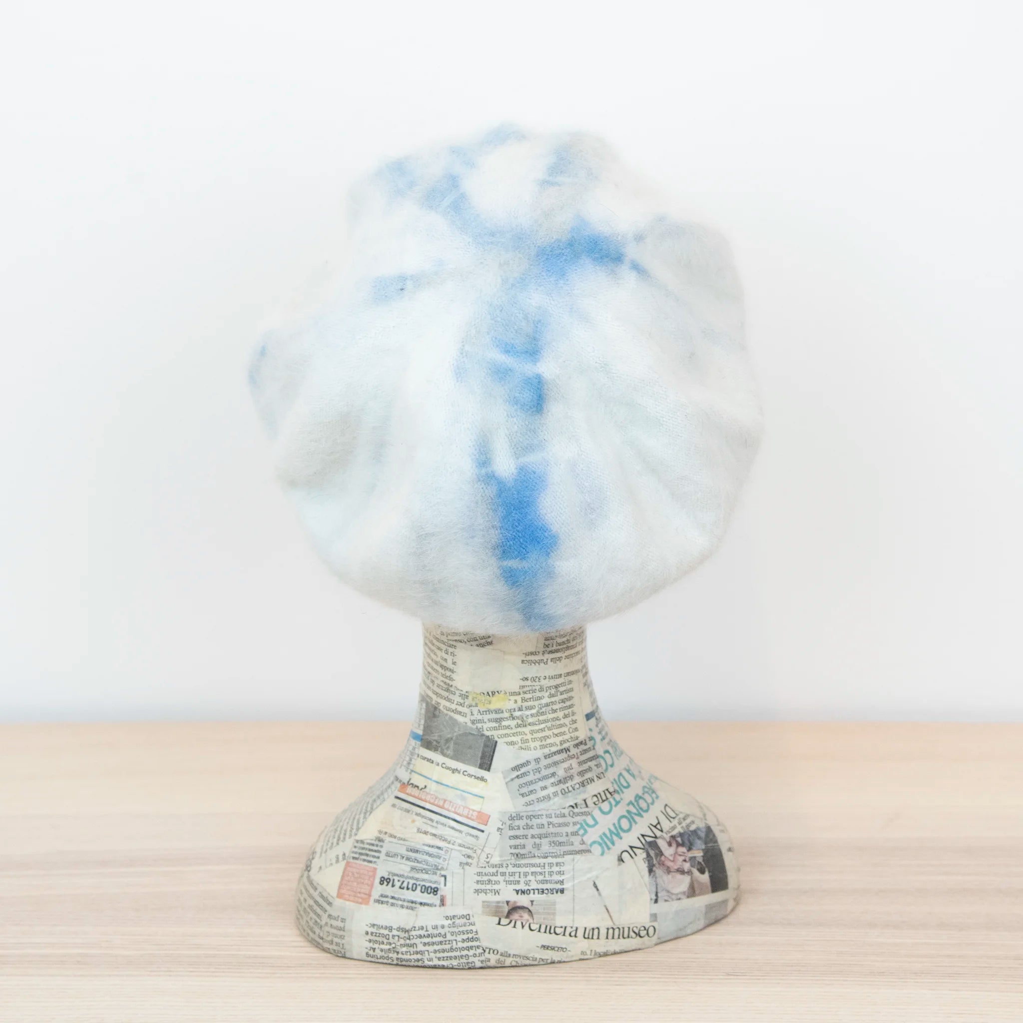 Berretto in angora con visiera, soffice e confortevole, Made in Italy, di pregiata manifattura.