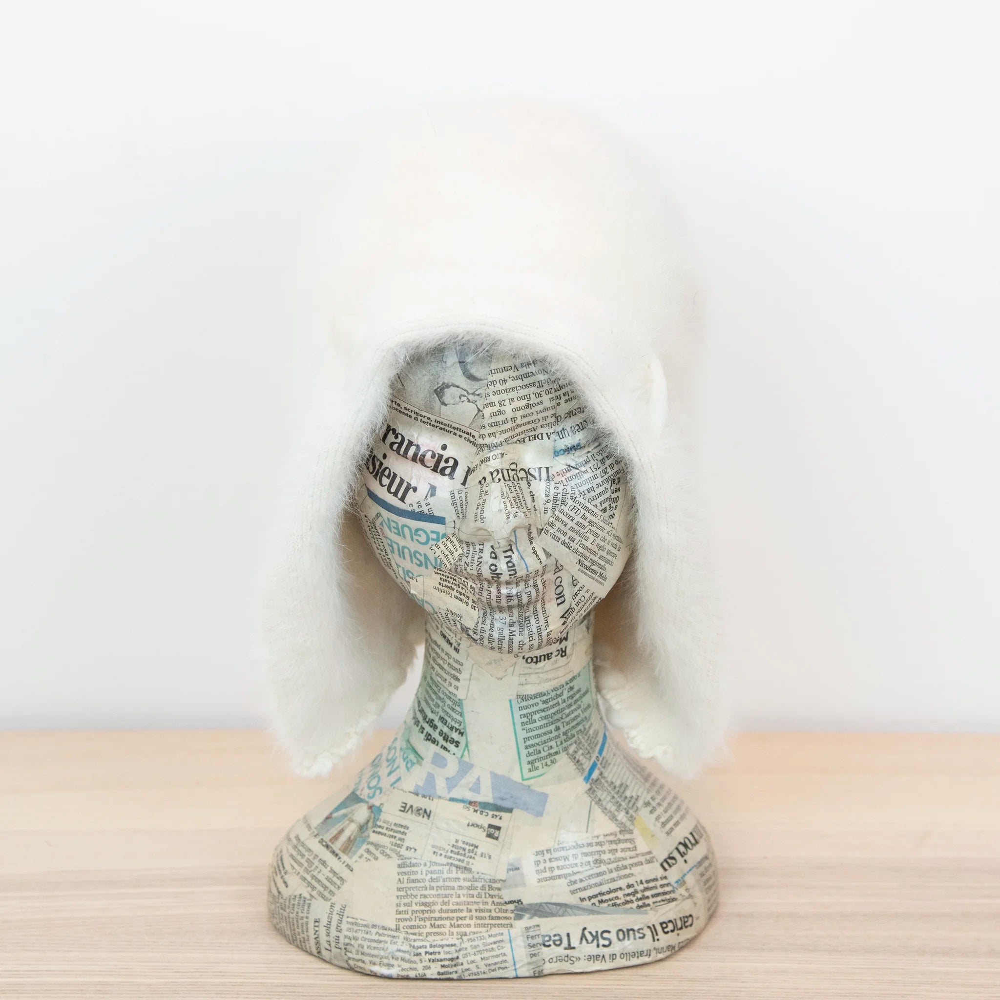 Cuffia in angora beige, soffice e confortevole, realizzata con pregiata manifattura Made in Italy. Il design richiama lo stile tipicamente nord-europeo, unendo eleganza e calore.