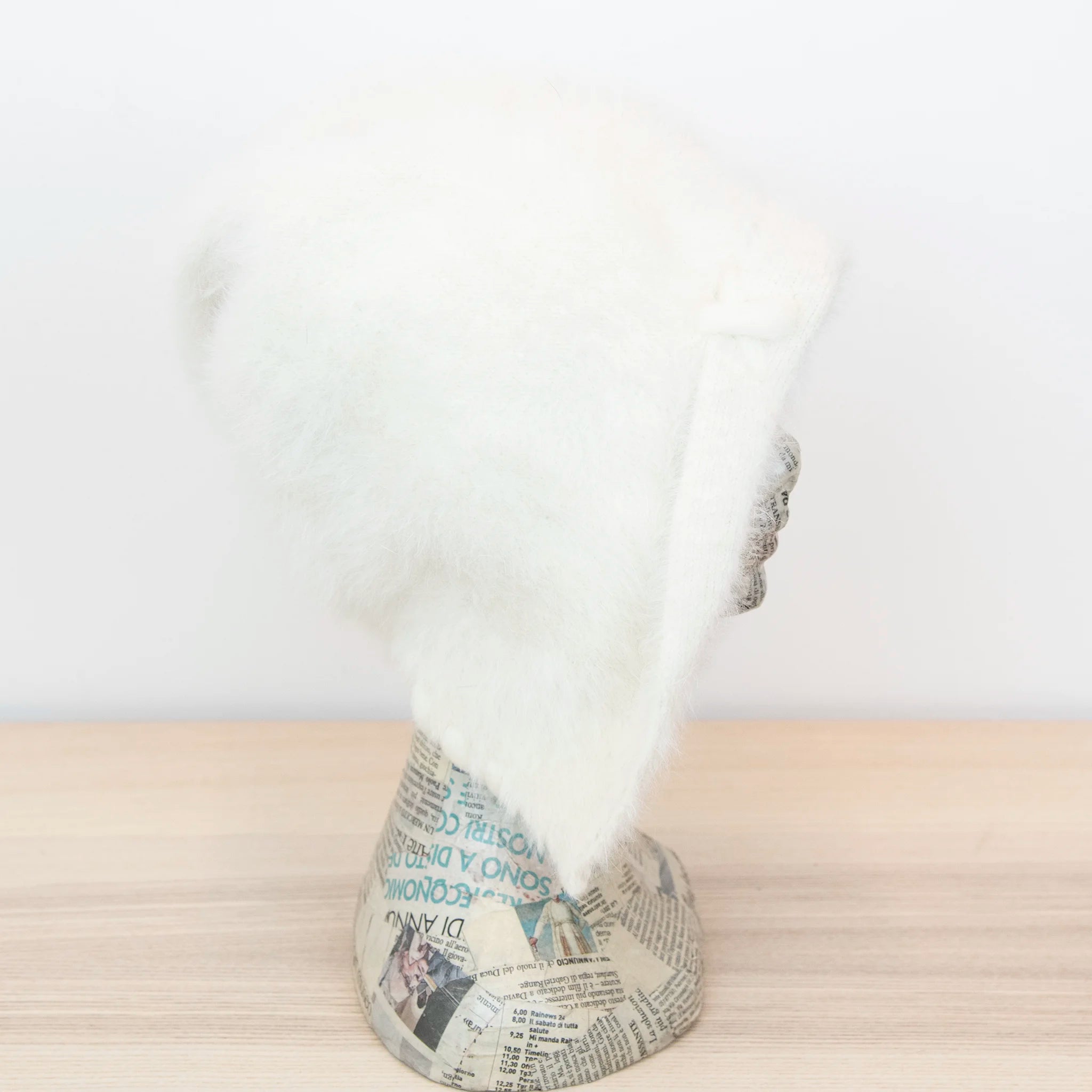 Cuffia in angora beige, soffice e confortevole, realizzata con pregiata manifattura Made in Italy. Il design richiama lo stile tipicamente nord-europeo, unendo eleganza e calore.