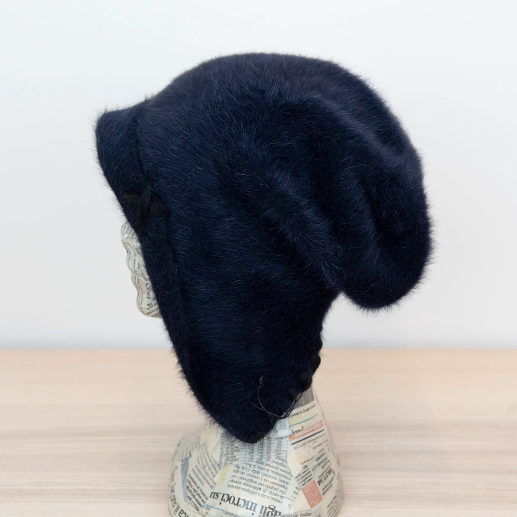 Cuffia in angora blu, soffice e confortevole, realizzata con pregiata manifattura Made in Italy. Il design richiama lo stile tipicamente nord-europeo, unendo eleganza e calore.