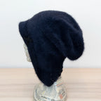 Cuffia in angora blu, soffice e confortevole, realizzata con pregiata manifattura Made in Italy. Il design richiama lo stile tipicamente nord-europeo, unendo eleganza e calore.