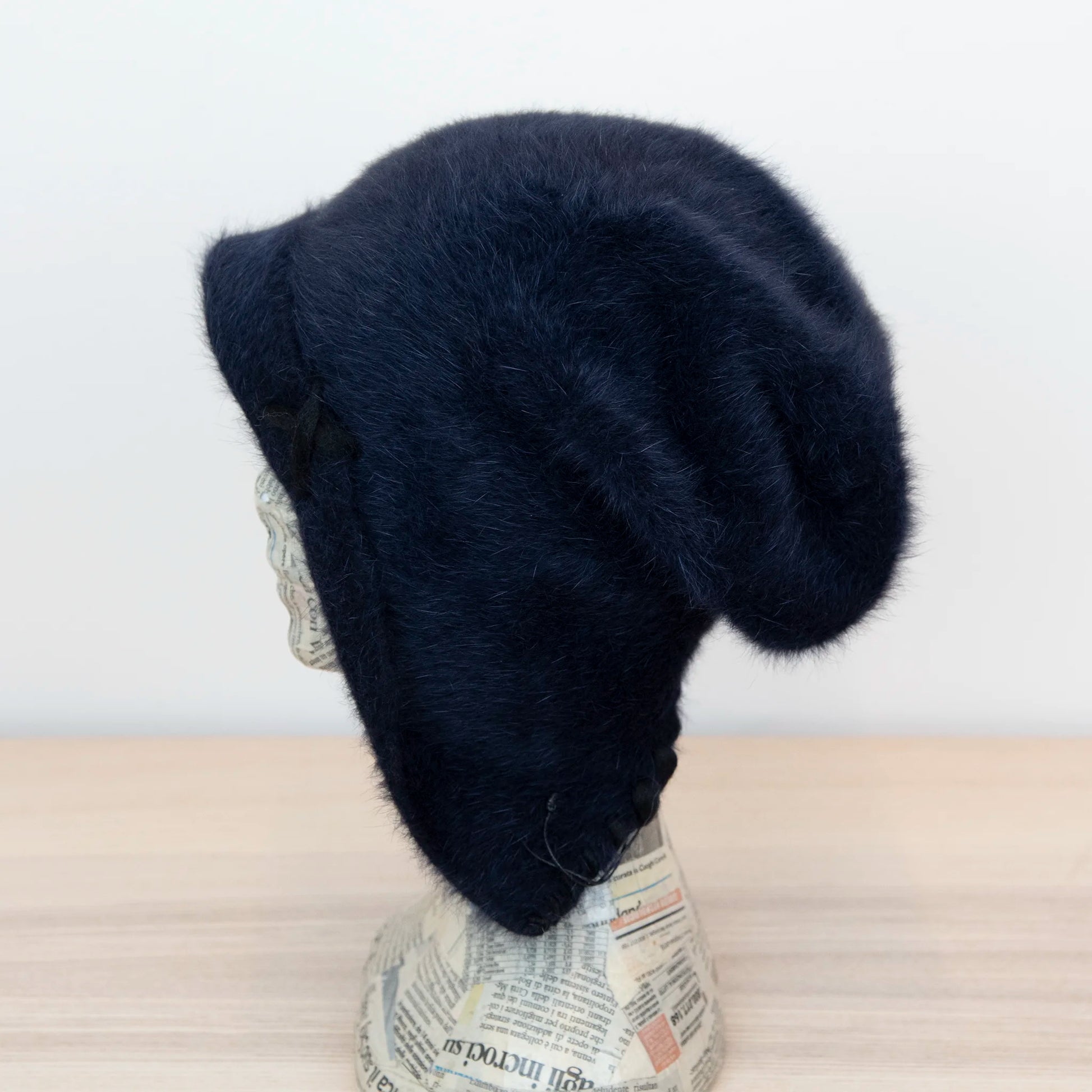 Cuffia in angora blu, soffice e confortevole, realizzata con pregiata manifattura Made in Italy. Il design richiama lo stile tipicamente nord-europeo, unendo eleganza e calore.