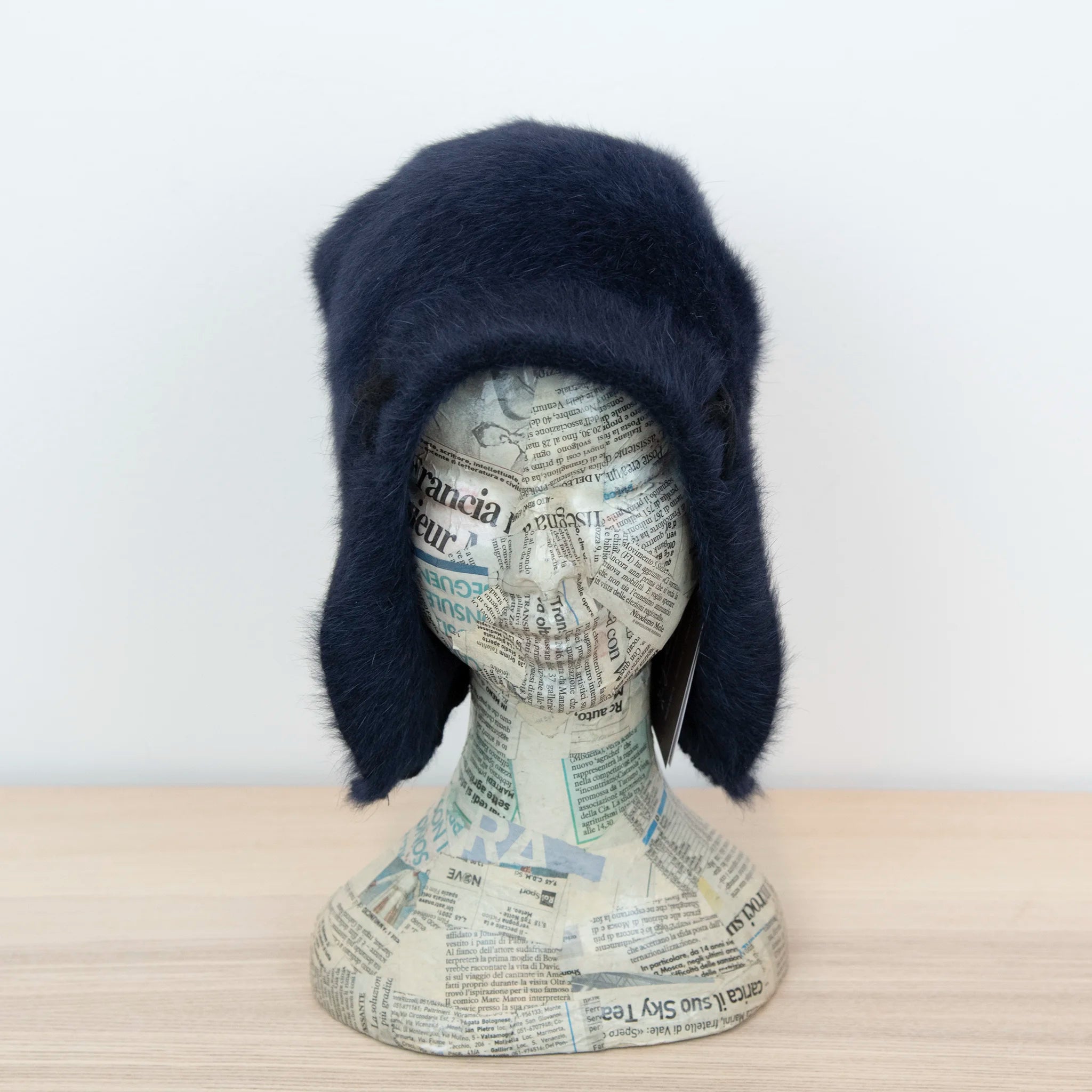 Cuffia in angora blu, soffice e confortevole, realizzata con pregiata manifattura Made in Italy. Il design richiama lo stile tipicamente nord-europeo, unendo eleganza e calore.