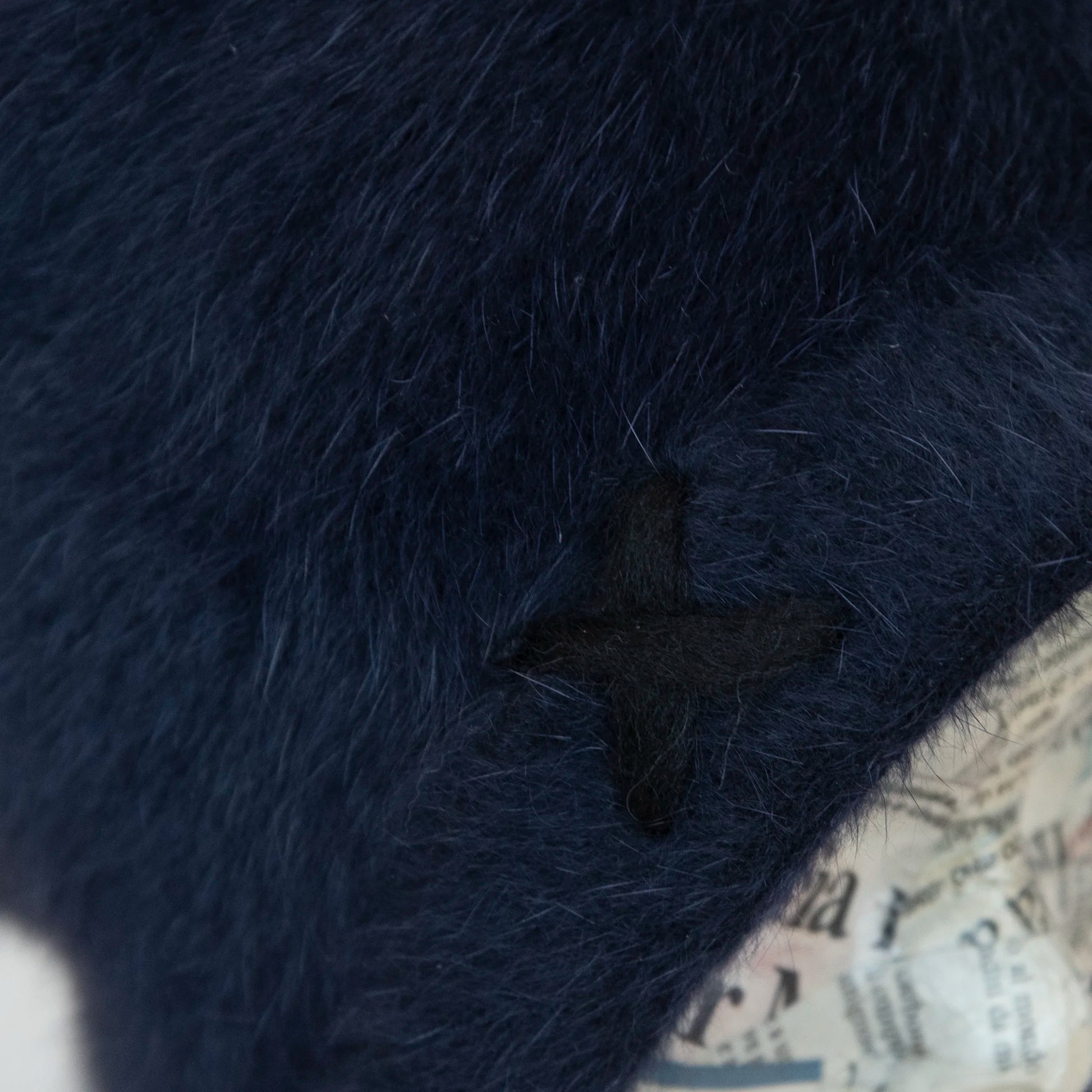 Cuffia in angora blu, soffice e confortevole, realizzata con pregiata manifattura Made in Italy. Il design richiama lo stile tipicamente nord-europeo, unendo eleganza e calore.