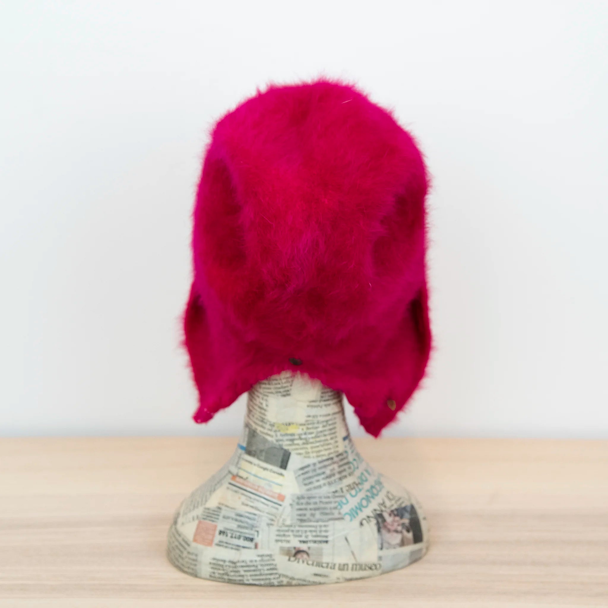 Cuffia in angora fucsia, soffice e confortevole, realizzata con pregiata manifattura Made in Italy. Il design richiama lo stile tipicamente nord-europeo, unendo eleganza e calore.