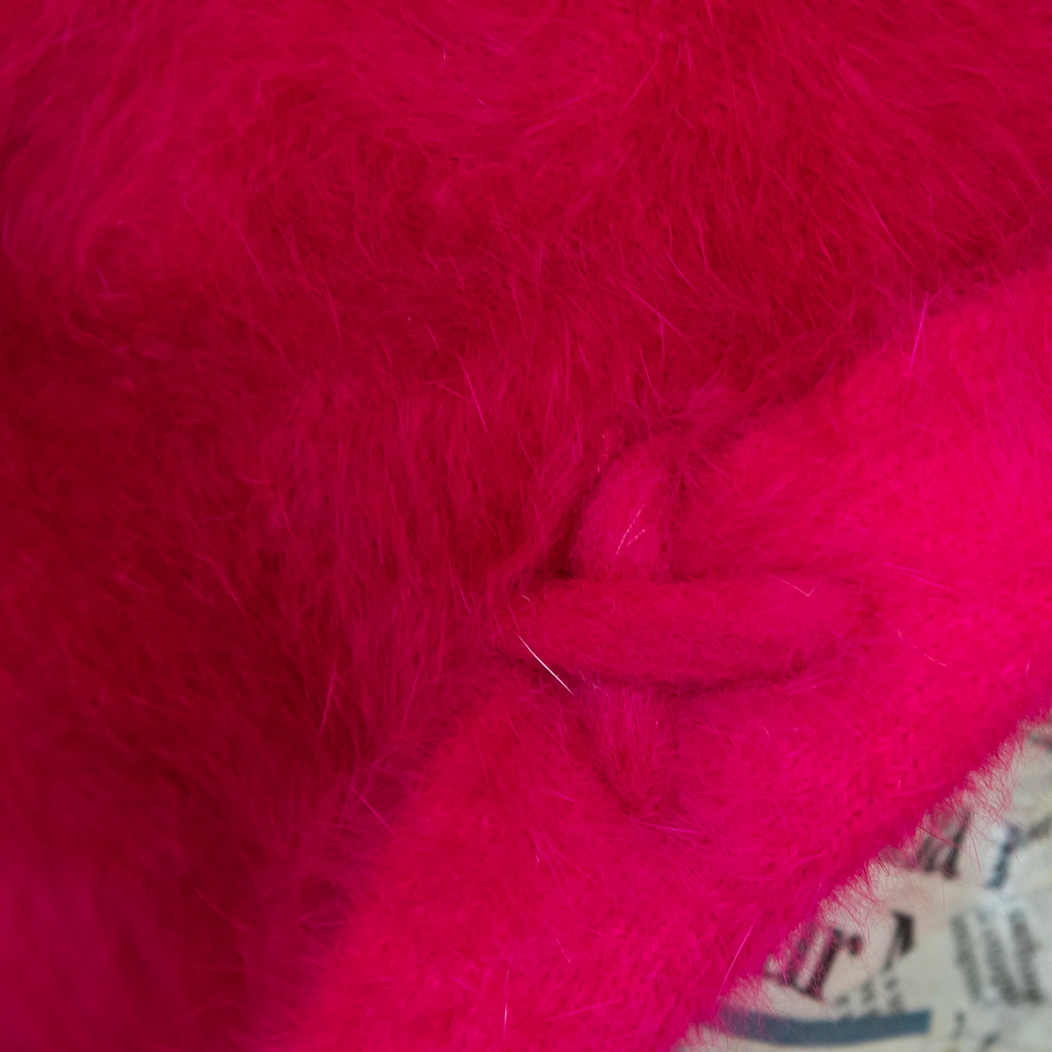 Cuffia in angora fucsia, soffice e confortevole, realizzata con pregiata manifattura Made in Italy. Il design richiama lo stile tipicamente nord-europeo, unendo eleganza e calore.