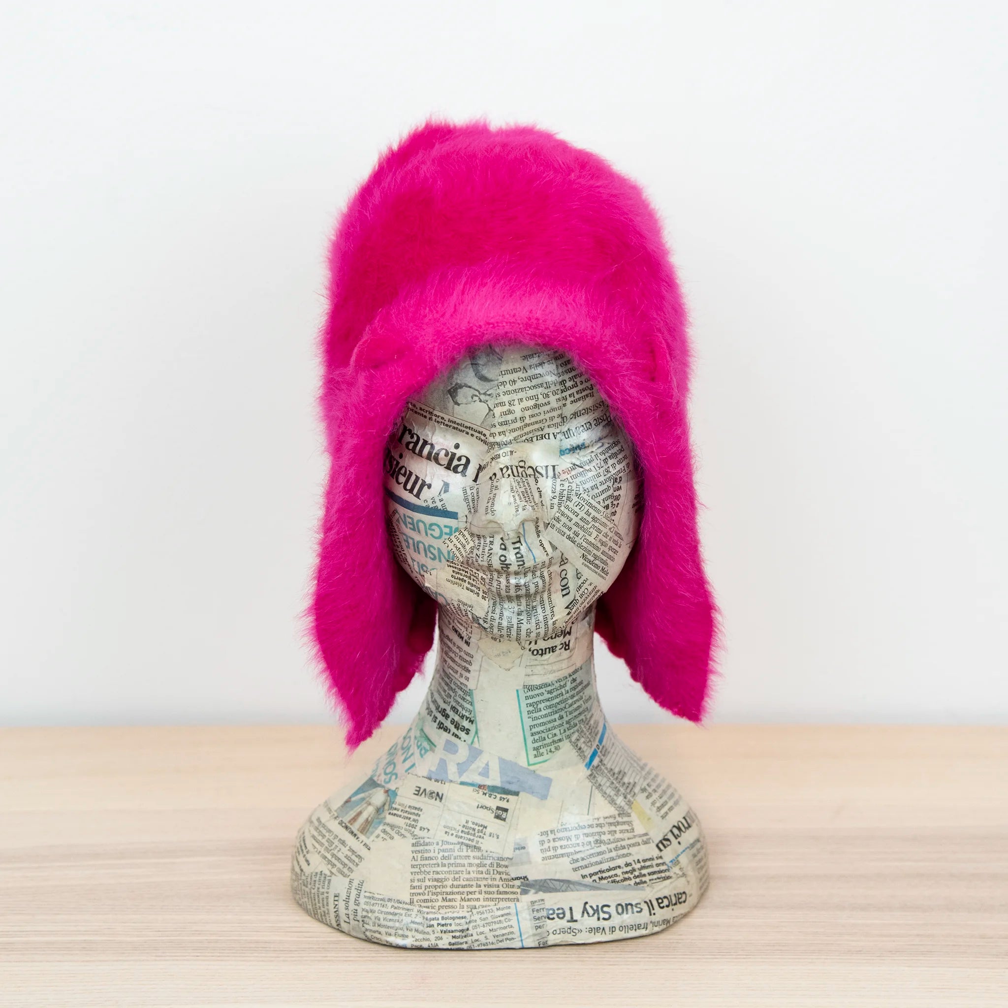 Cuffia in angora fucsia, soffice e confortevole, realizzata con pregiata manifattura Made in Italy. Il design richiama lo stile tipicamente nord-europeo, unendo eleganza e calore.