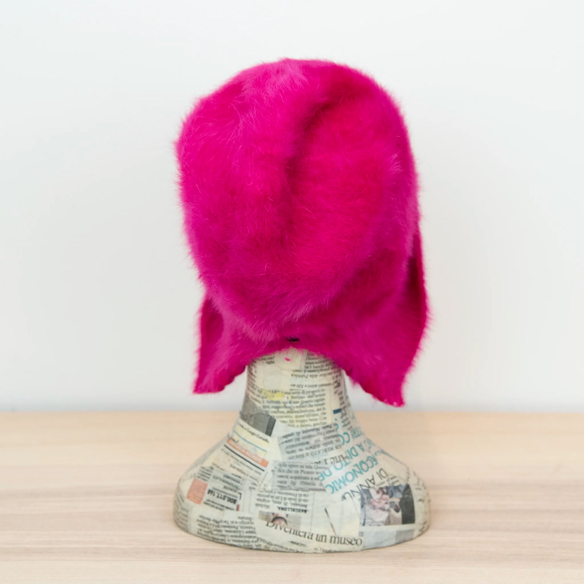 Cuffia in angora fucsia, soffice e confortevole, realizzata con pregiata manifattura Made in Italy. Il design richiama lo stile tipicamente nord-europeo, unendo eleganza e calore.