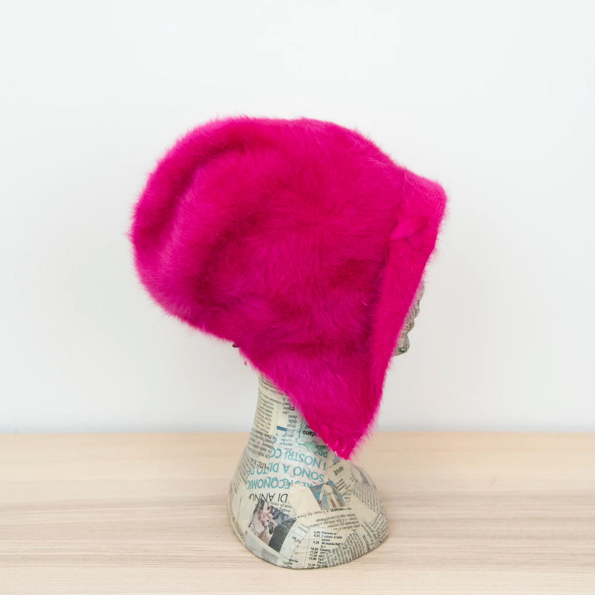 Cuffia in angora fucsia, soffice e confortevole, realizzata con pregiata manifattura Made in Italy. Il design richiama lo stile tipicamente nord-europeo, unendo eleganza e calore.
