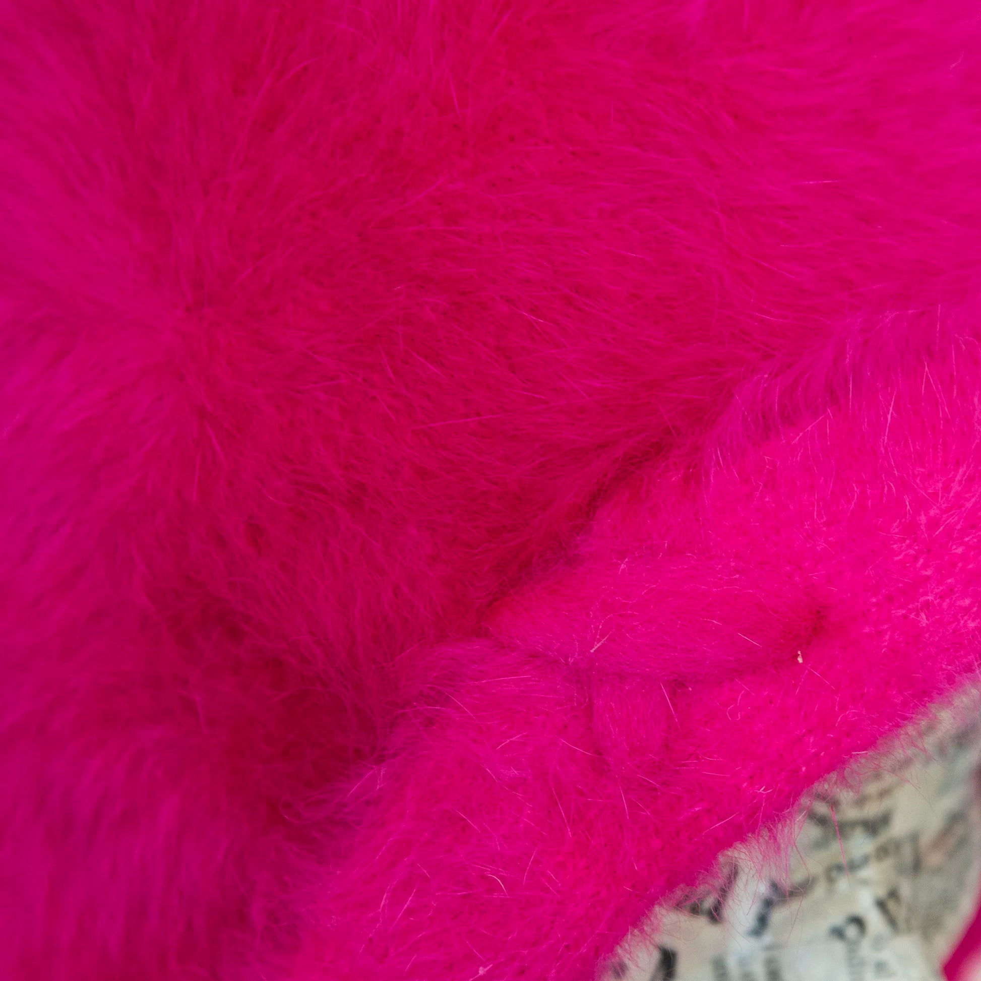 Cuffia in angora fucsia, soffice e confortevole, realizzata con pregiata manifattura Made in Italy. Il design richiama lo stile tipicamente nord-europeo, unendo eleganza e calore.