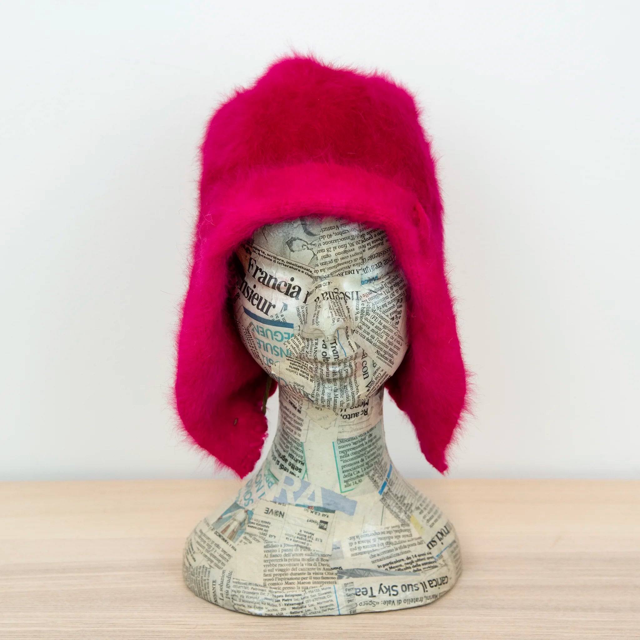 Cuffia in angora fucsia, soffice e confortevole, realizzata con pregiata manifattura Made in Italy. Il design richiama lo stile tipicamente nord-europeo, unendo eleganza e calore.