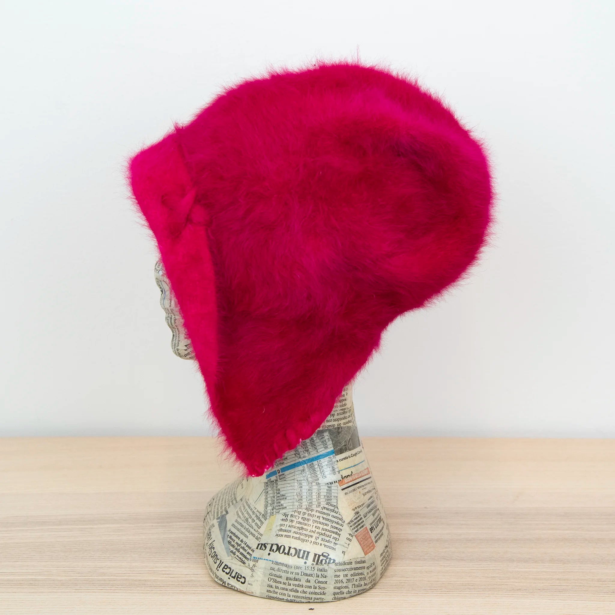 Cuffia in angora fucsia, soffice e confortevole, realizzata con pregiata manifattura Made in Italy. Il design richiama lo stile tipicamente nord-europeo, unendo eleganza e calore.