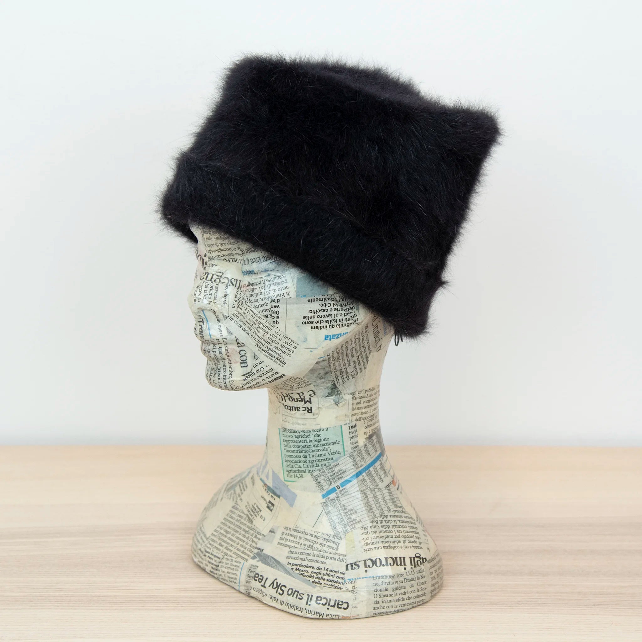 Cuffia in angora nera confortevole e soffice, di pregiata manifattura Italiana.