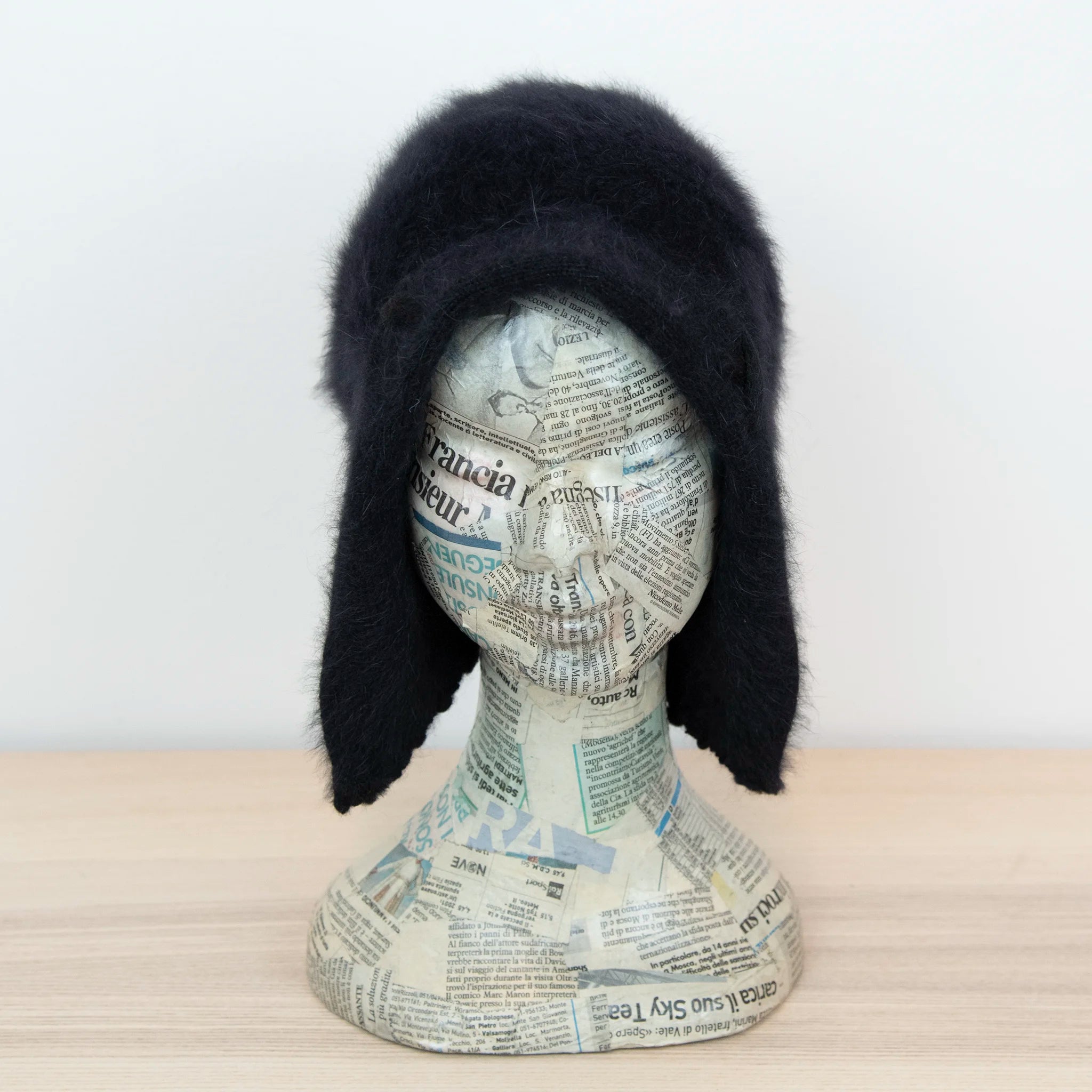 Cuffia in angora nero, soffice e confortevole, realizzata con pregiata manifattura Made in Italy. Il design richiama lo stile tipicamente nord-europeo, unendo eleganza e calore.