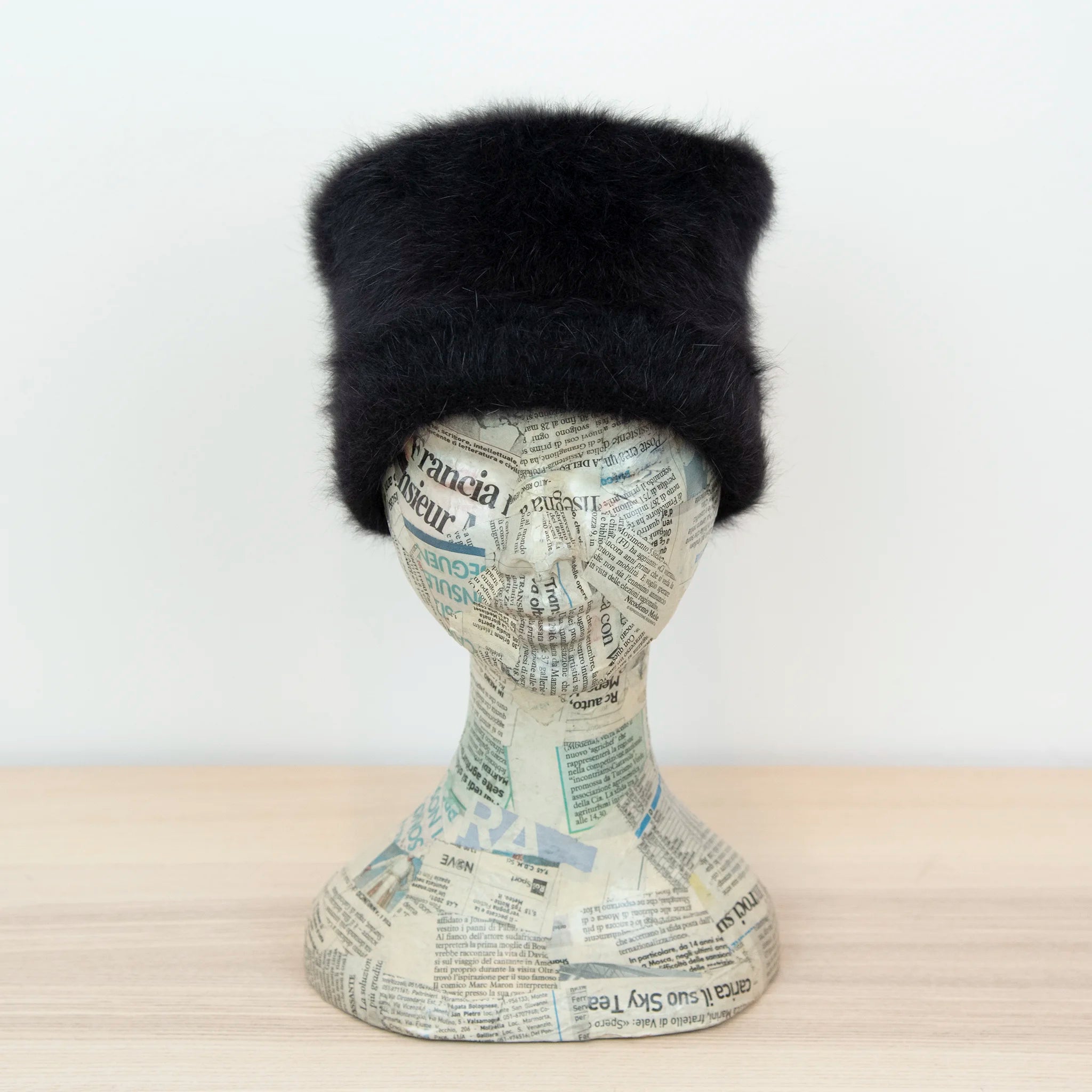 Cuffia in angora nera confortevole e soffice, di pregiata manifattura Italiana.