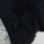 Cuffia in angora nero, soffice e confortevole, realizzata con pregiata manifattura Made in Italy. Il design richiama lo stile tipicamente nord-europeo, unendo eleganza e calore.