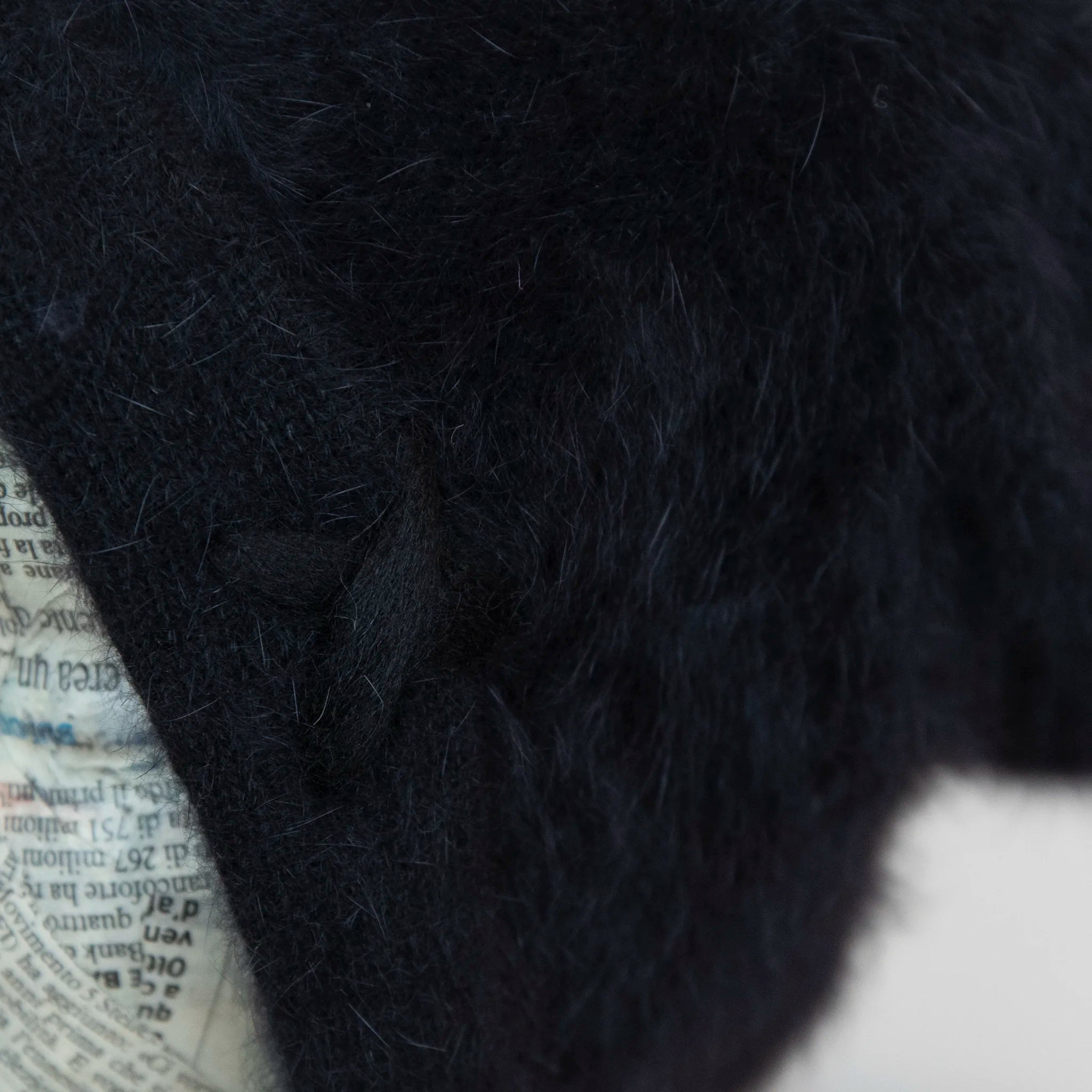 Cuffia in angora nero, soffice e confortevole, realizzata con pregiata manifattura Made in Italy. Il design richiama lo stile tipicamente nord-europeo, unendo eleganza e calore.