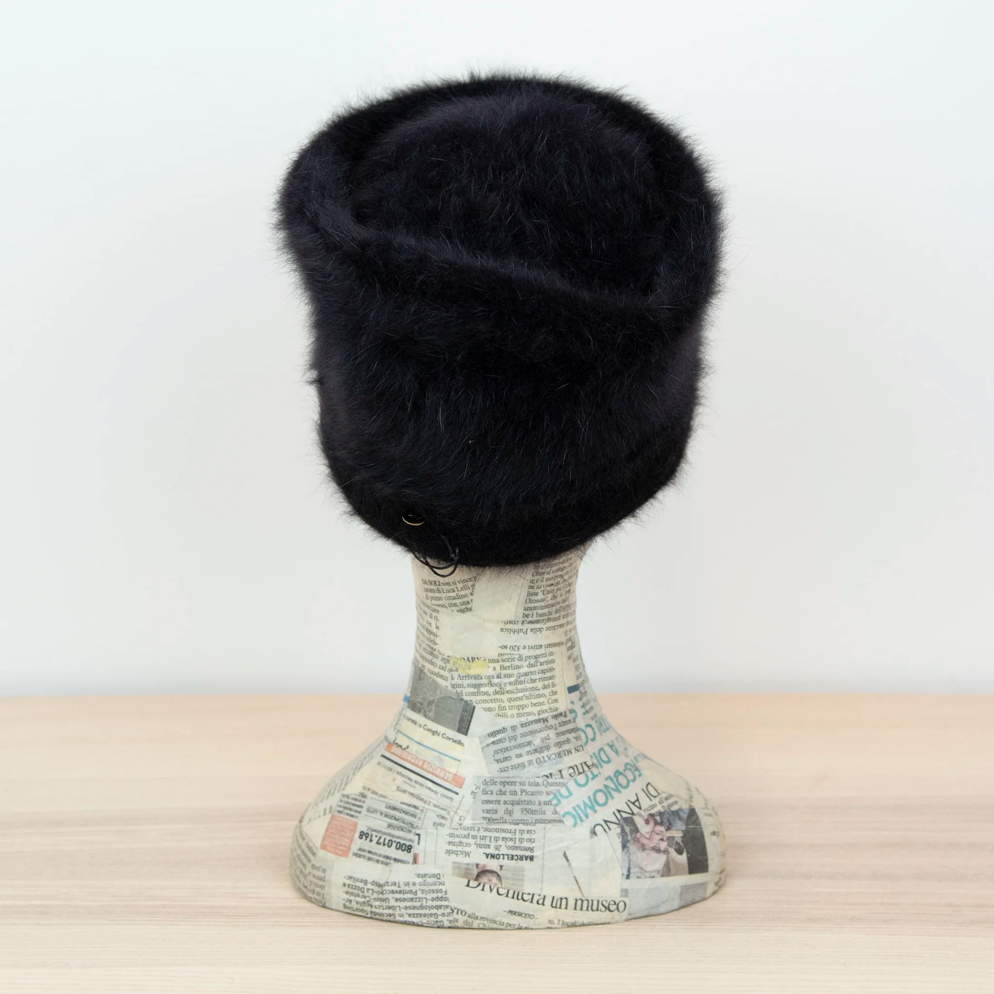 Cuffia in angora nera confortevole e soffice, di pregiata manifattura Italiana.