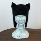 Cuffia in angora confortevole e soffice, Made in Italy, di pregiata manifattura, con design felino che aggiunge carattere e personalità al look.