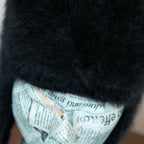 Cuffia in angora confortevole e soffice, Made in Italy, di pregiata manifattura, con design felino che aggiunge carattere e personalità al look.