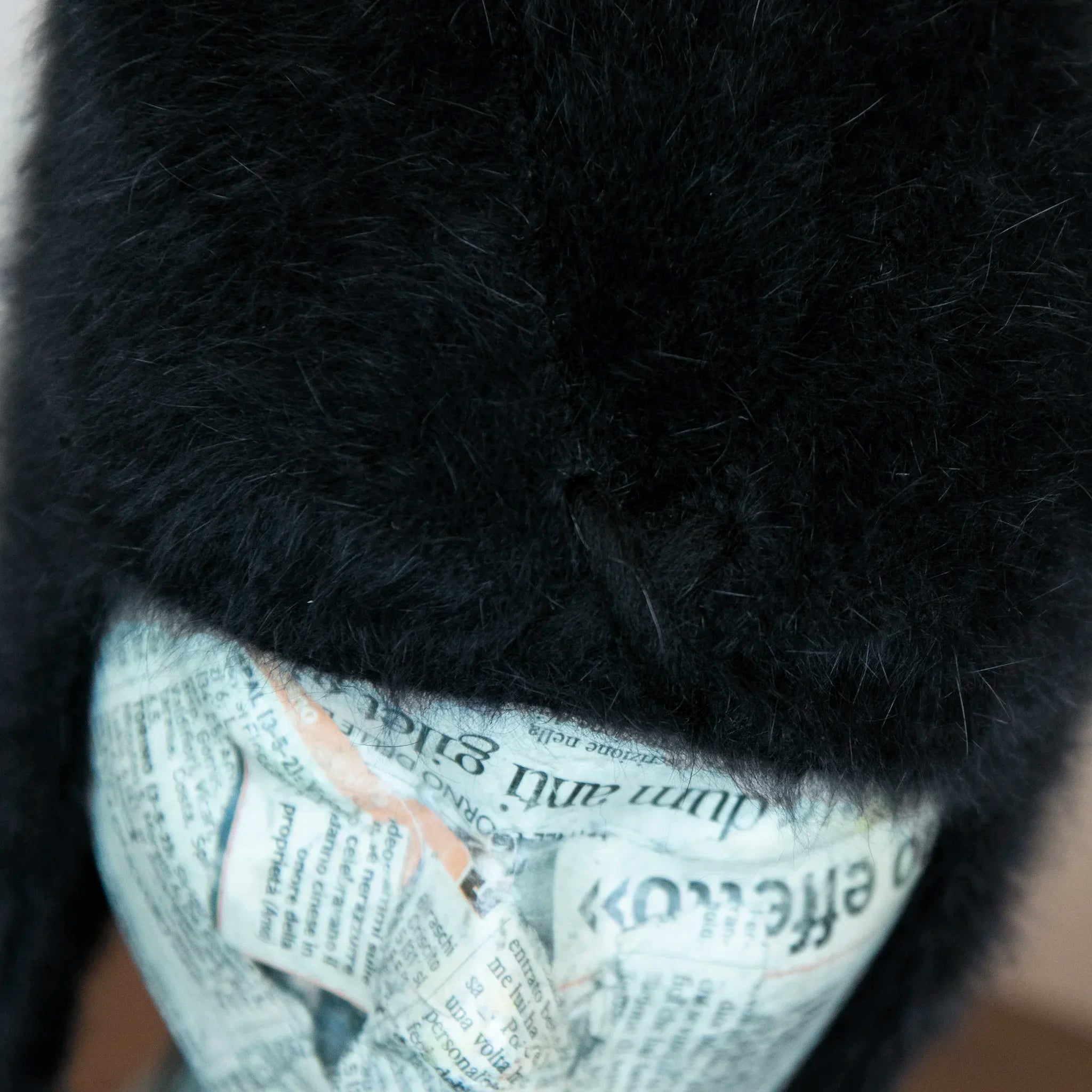 Cuffia in angora confortevole e soffice, Made in Italy, di pregiata manifattura, con design felino che aggiunge carattere e personalità al look.