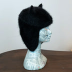 Cuffia in angora confortevole e soffice, Made in Italy, di pregiata manifattura, con design felino che aggiunge carattere e personalità al look.