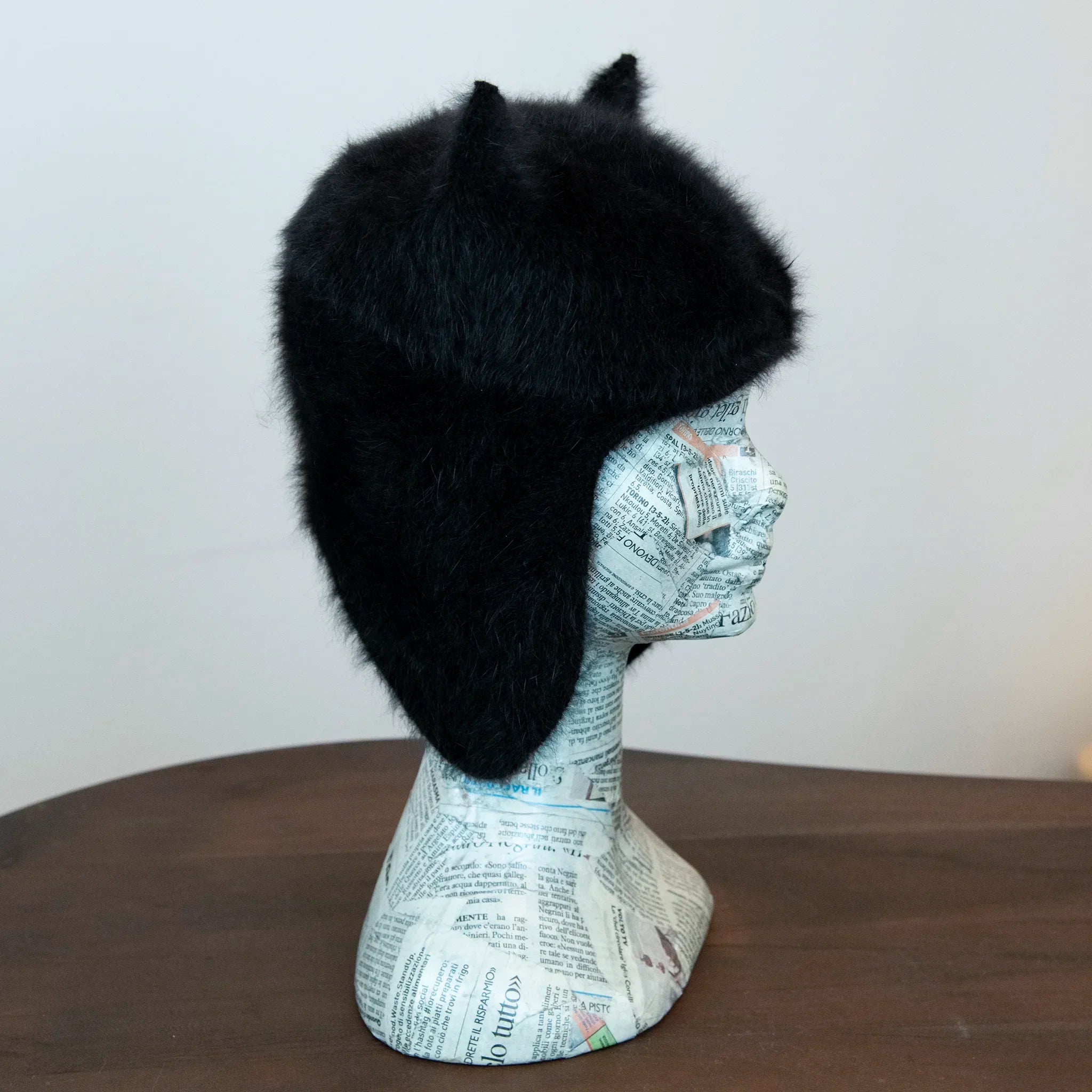 Cuffia in angora confortevole e soffice, Made in Italy, di pregiata manifattura, con design felino che aggiunge carattere e personalità al look.