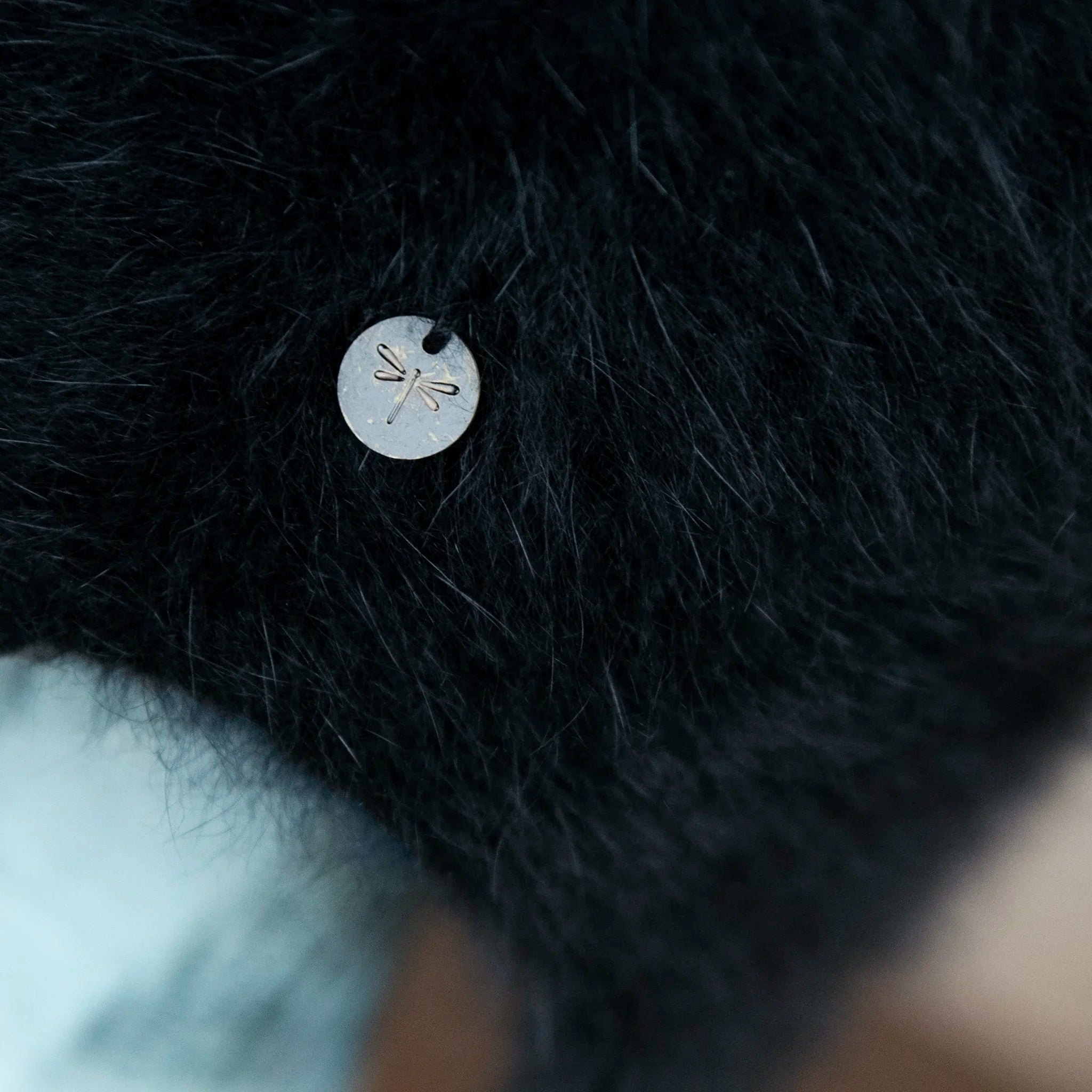 Cuffia in angora confortevole e soffice, Made in Italy, di pregiata manifattura, con design felino che aggiunge carattere e personalità al look.