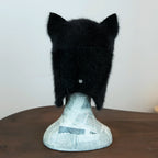 Cuffia in angora confortevole e soffice, Made in Italy, di pregiata manifattura, con design felino che aggiunge carattere e personalità al look.