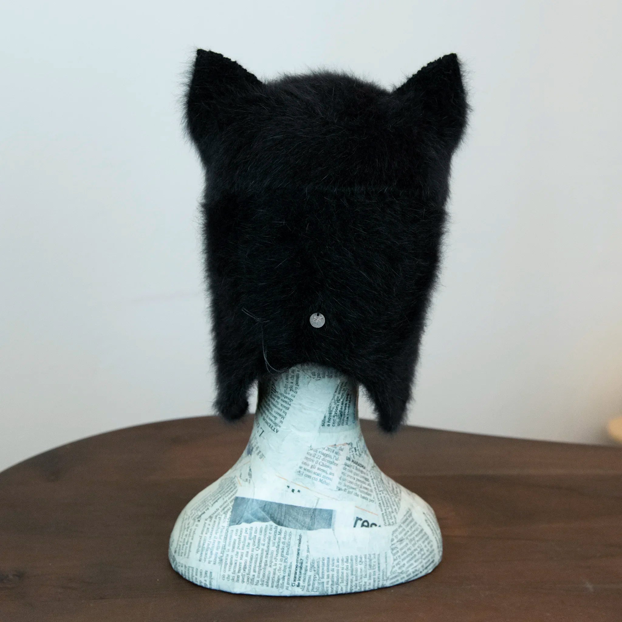 Cuffia in angora confortevole e soffice, Made in Italy, di pregiata manifattura, con design felino che aggiunge carattere e personalità al look.