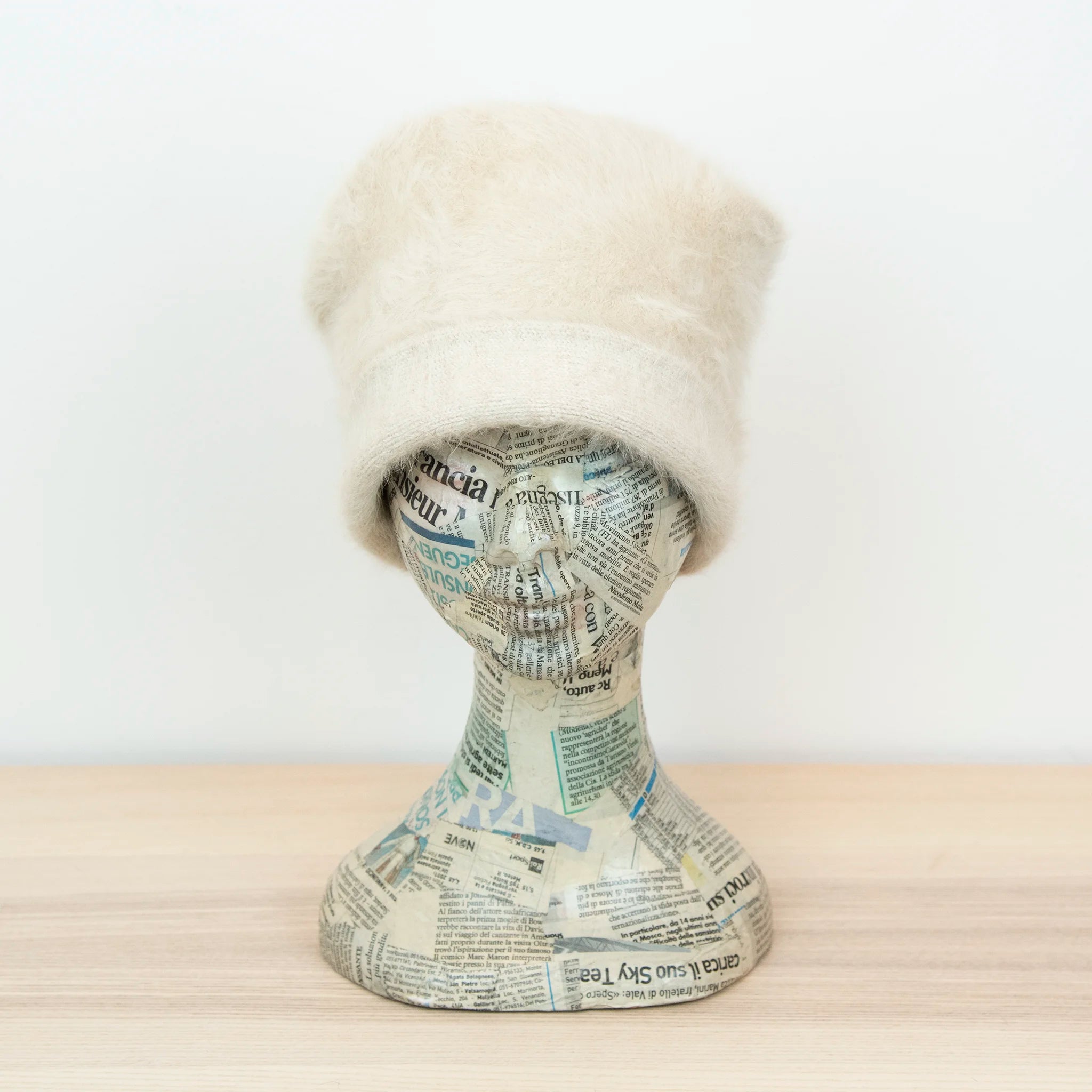 Cuffia in angora panna confortevole e soffice, di pregiata manifattura Italiana.