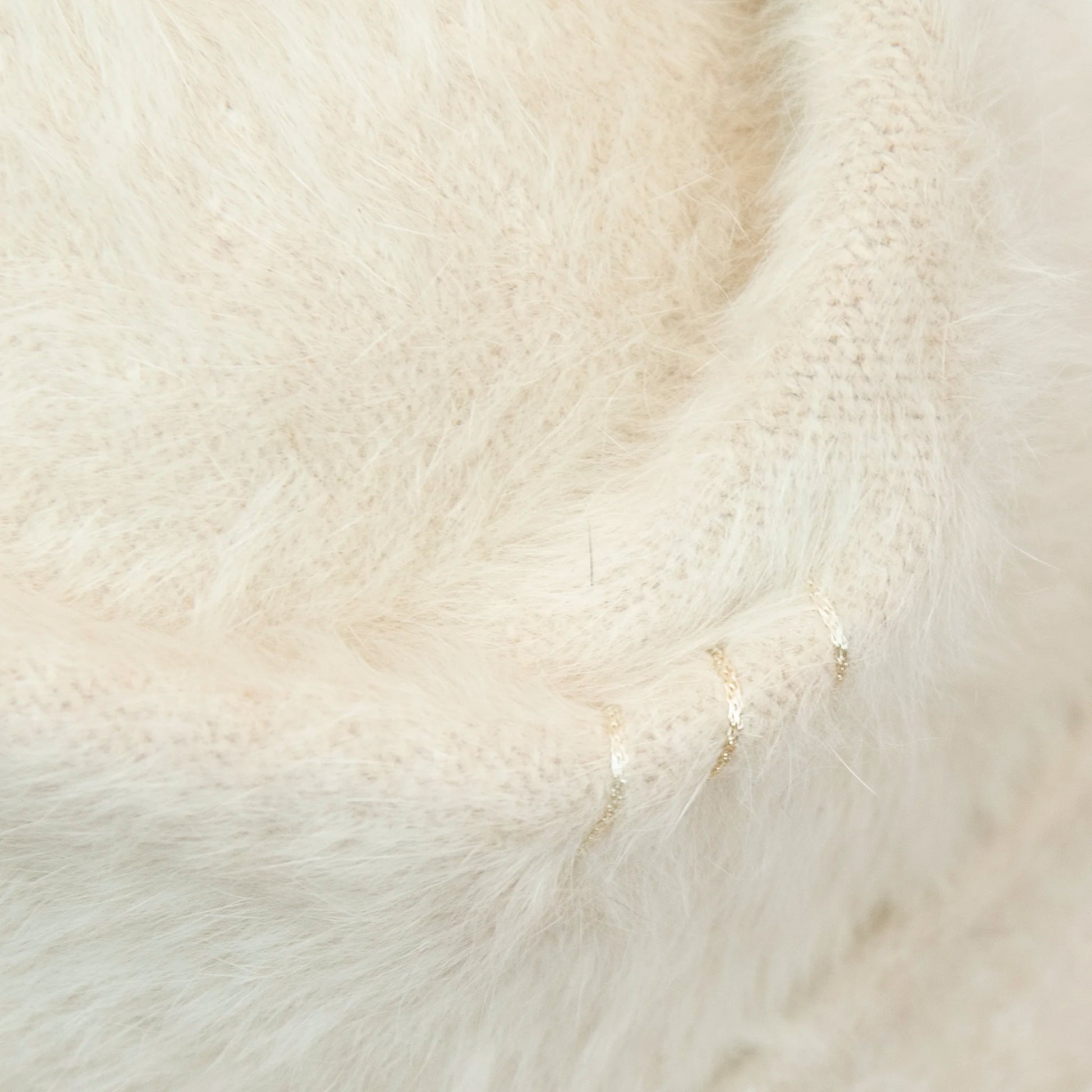 Cuffia in angora panna confortevole e soffice, di pregiata manifattura Italiana.