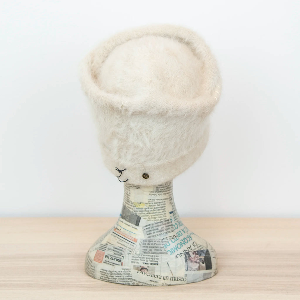 Cuffia in angora panna confortevole e soffice, di pregiata manifattura Italiana.