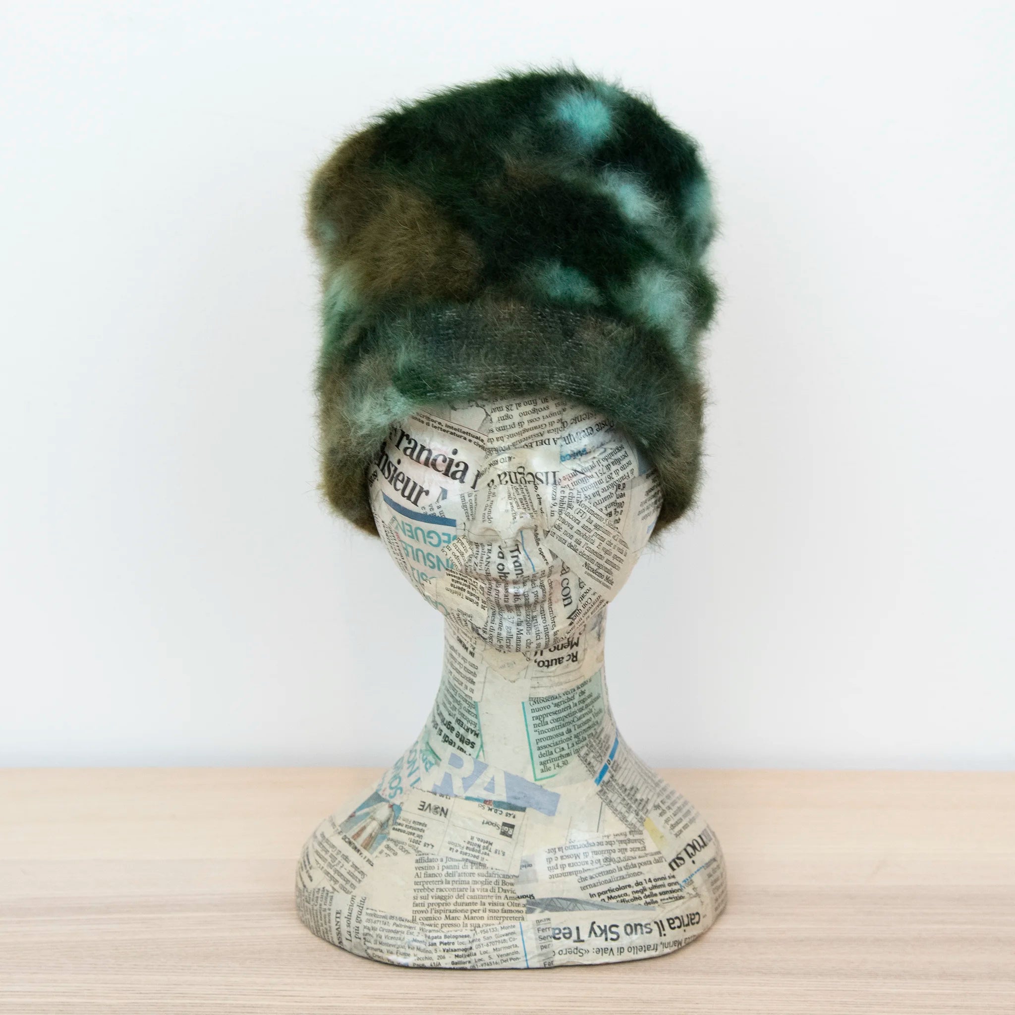 Cuffia in angora verde confortevole e soffice, di pregiata manifattura Italiana.