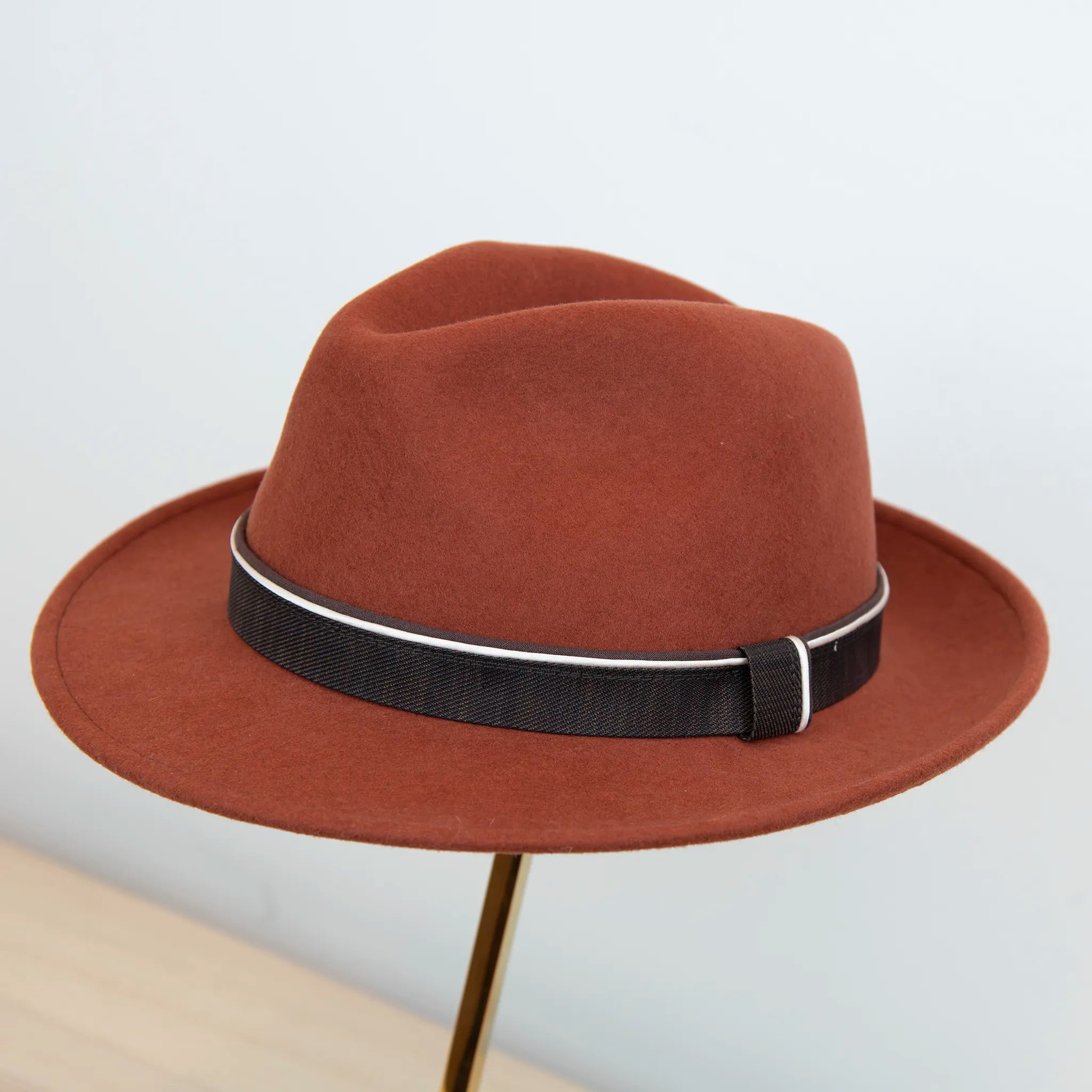 Cappello in 100% feltro di lana, color coccio (terra bruciata), ispirato a Humphrey Bogart, falda media 5,5 cm rialzata sul retro, cupola 11,5 cm, cinta a contrasto, manifattura italiana.