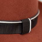 Dettaglio cinta e tessuto del cappello in 100% feltro di lana, color coccio (terra bruciata), ispirato a Humphrey Bogart, falda media 5,5 cm rialzata sul retro, cupola 11,5 cm, cinta a contrasto, manifattura italiana.