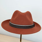 Cappello in 100% feltro di lana, color coccio (terra bruciata), ispirato a Humphrey Bogart, falda media 5,5 cm rialzata sul retro, cupola 11,5 cm, cinta a contrasto, manifattura italiana.