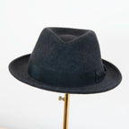 Cappello in feltro di lana grigio, Made in Italy, falda corta 5 cm e cinta in gros-grain. Parte della Collezione Emporio San Felice, elegante e versatile per ogni occasione.