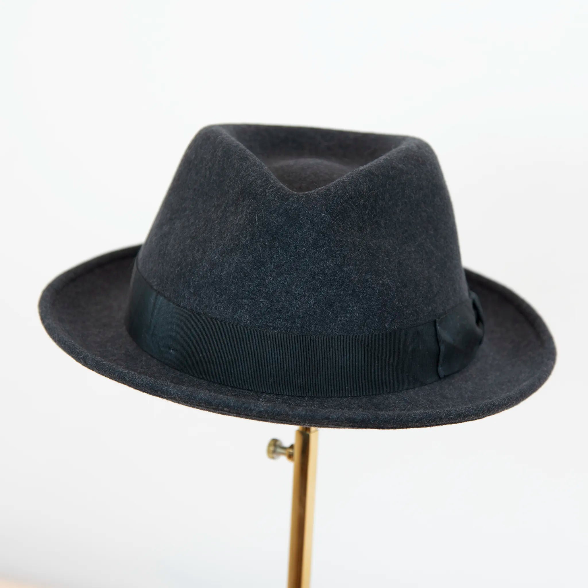 Cappello in feltro di lana grigio, Made in Italy, falda corta 5 cm e cinta in gros-grain. Parte della Collezione Emporio San Felice, elegante e versatile per ogni occasione.