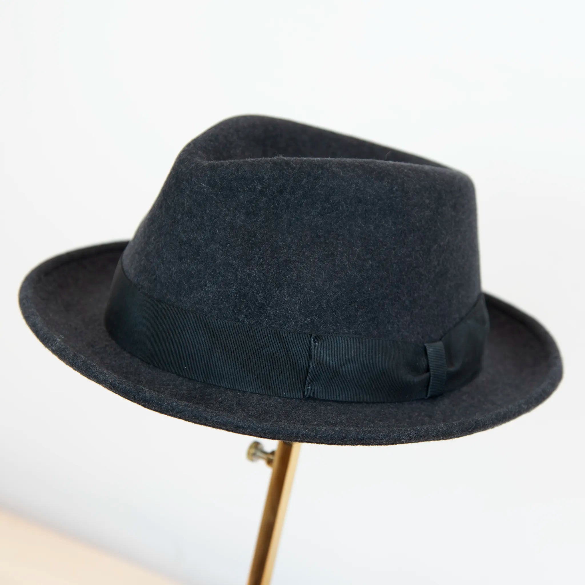 Cappello in feltro di lana grigio, Made in Italy, falda corta 5 cm e cinta in gros-grain. Parte della Collezione Emporio San Felice, elegante e versatile per ogni occasione.