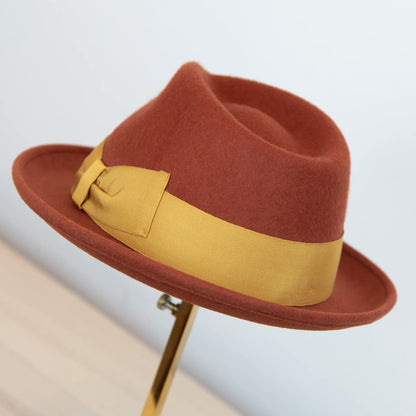 Cappello in feltro di lana coccio, Made in Italy, falda corta 5 cm e cinta in gros-grain gialla. Parte della Collezione Emporio San Felice, elegante e versatile per ogni occasione.